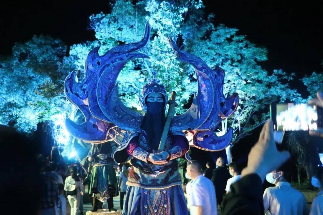 同是国王为何待遇差这么多？有人在德国修汽车，有人去德国建后宫